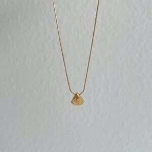 Elegant Gold Shell Pendant Necklace